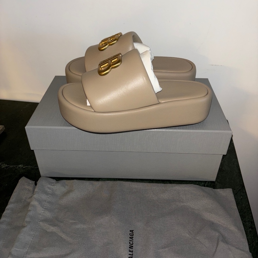 Balenciaga Rise Sandal in Beige